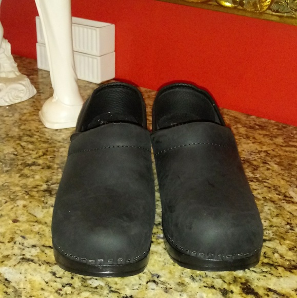 927 Leather Clogs by Italian Shoemakers - Picture 2 of 6